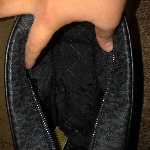 Authentic Mk crossbody bag. - Picture 3 of 7